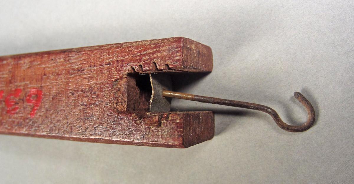 1963.0156.065, Pendulum hanger, tip