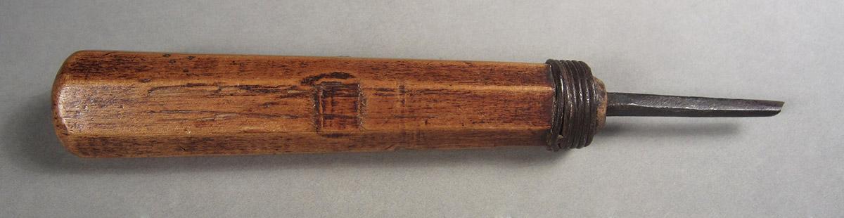 1963.0156.110, Graver, side 1