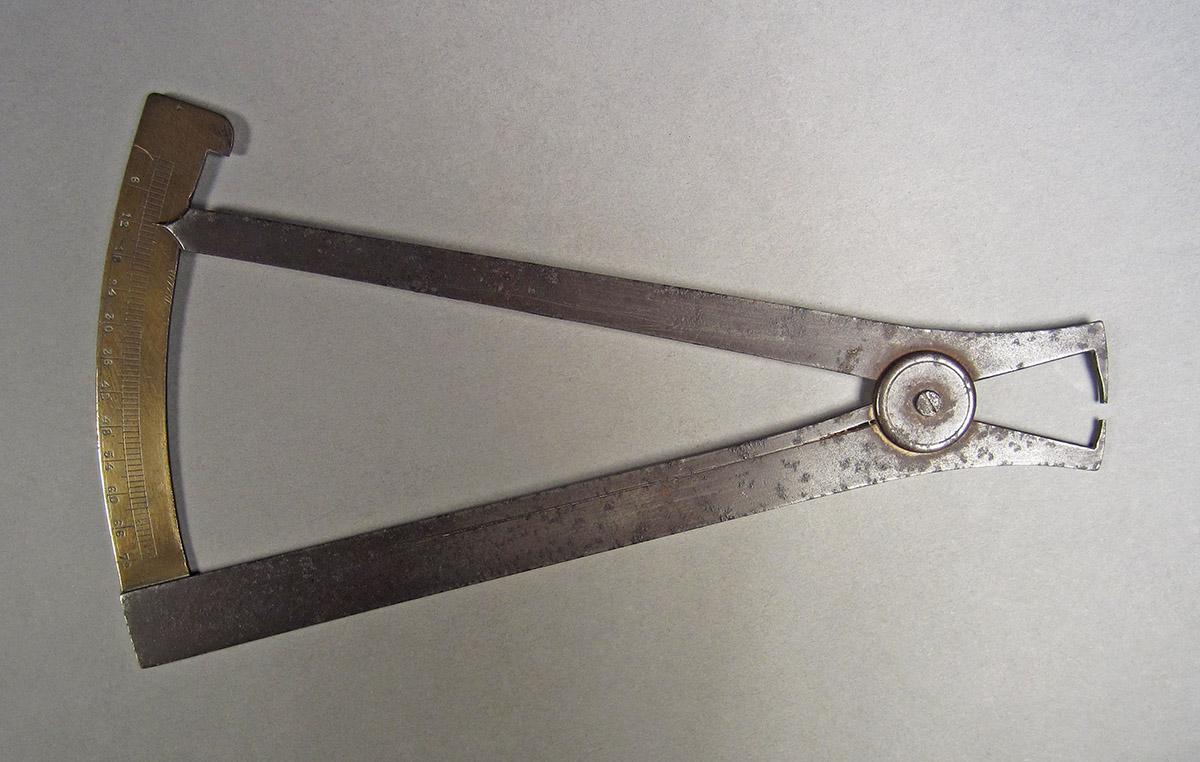 1957.0156.135, Gauge, side 1