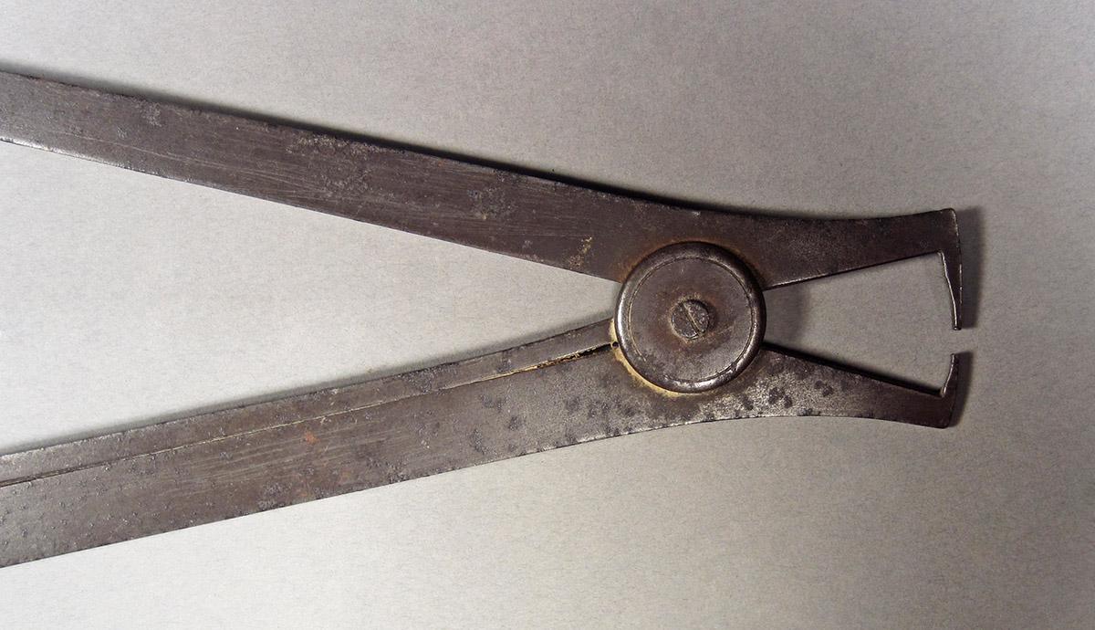 1957.0156.135, Gauge, hinge side 1