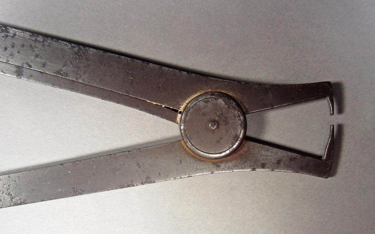 1957.0156.135, Gauge, hinge side 2
