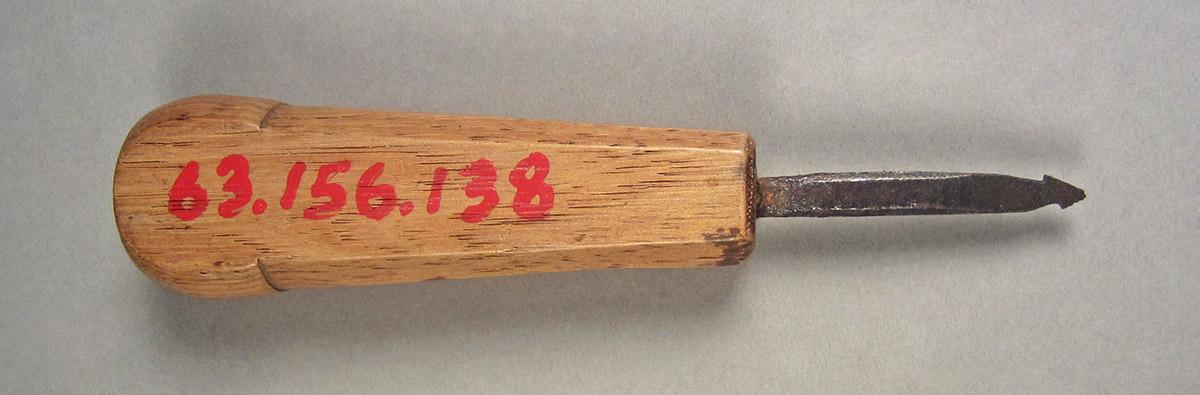 1963.0156.138, Rasp, side 1