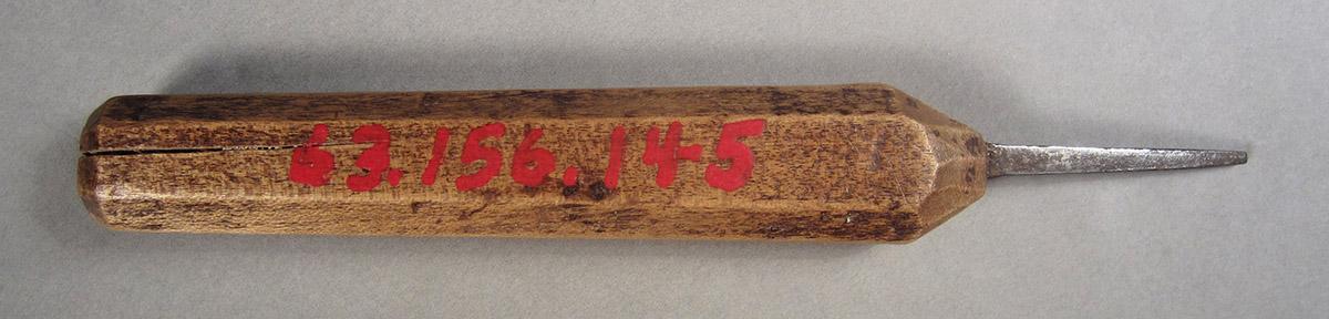 1963.0156.145, Turning tool, overall side 1