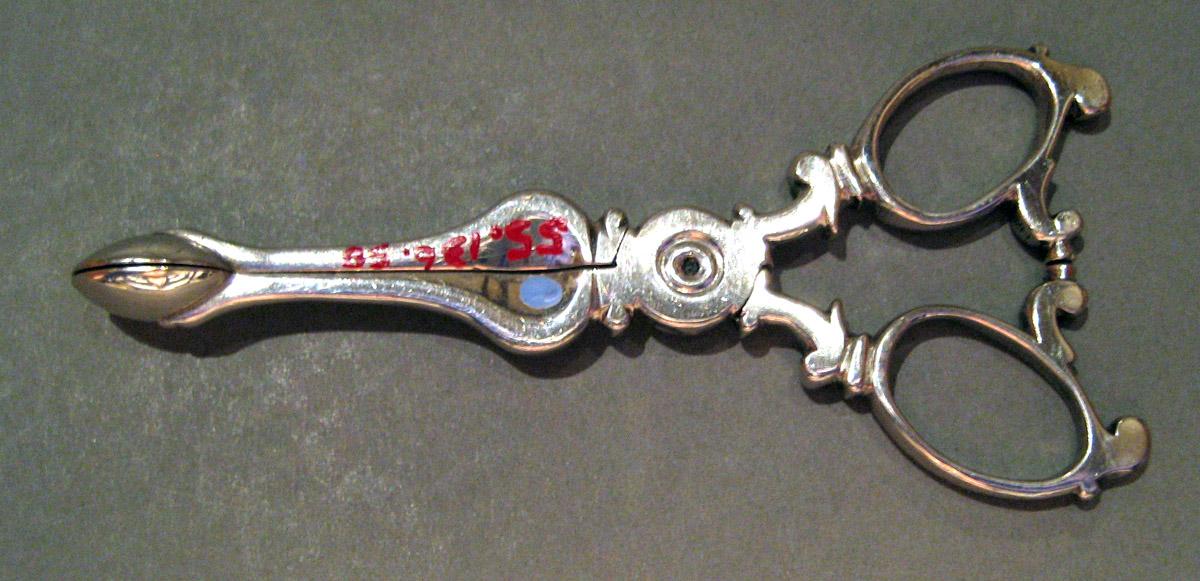 1955.0136.058 Silver Tongs side 2