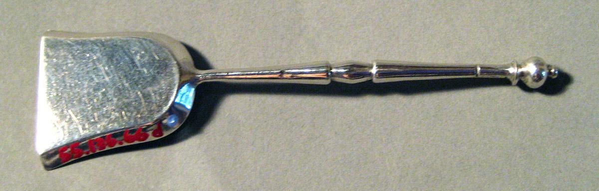1955.0136.066 D Silver and Iron Shovel underside