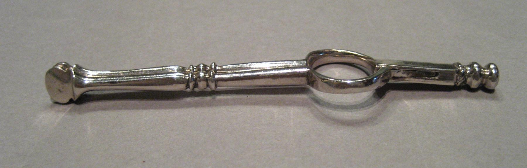 1955.0136.066 E Tongs