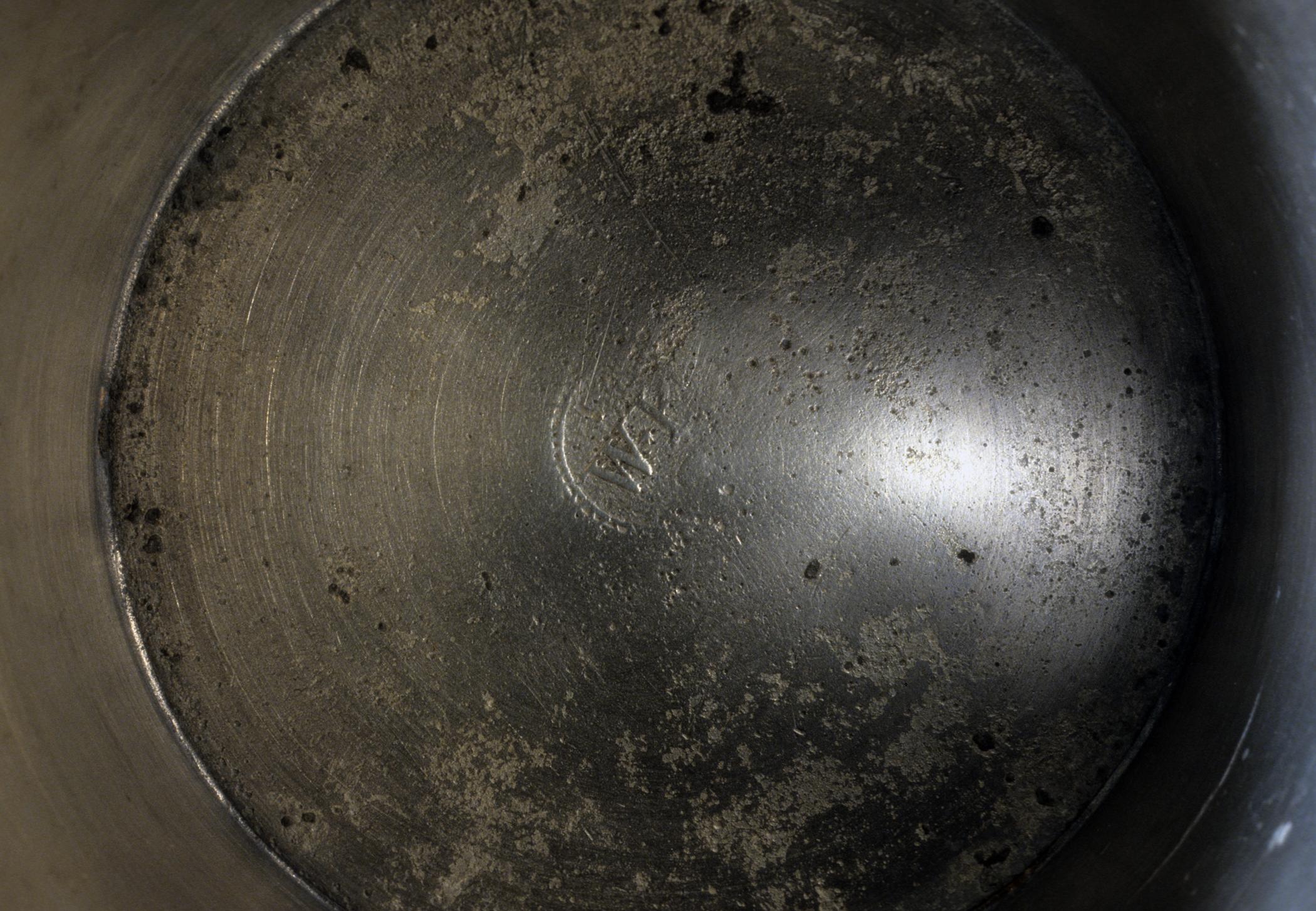 1963.0532 Pewter beaker (mark)
