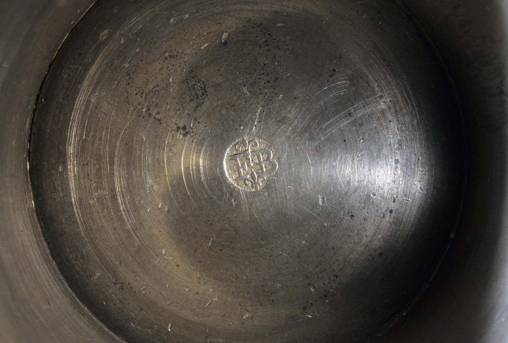 1963.0533 Pewter beaker (mark)