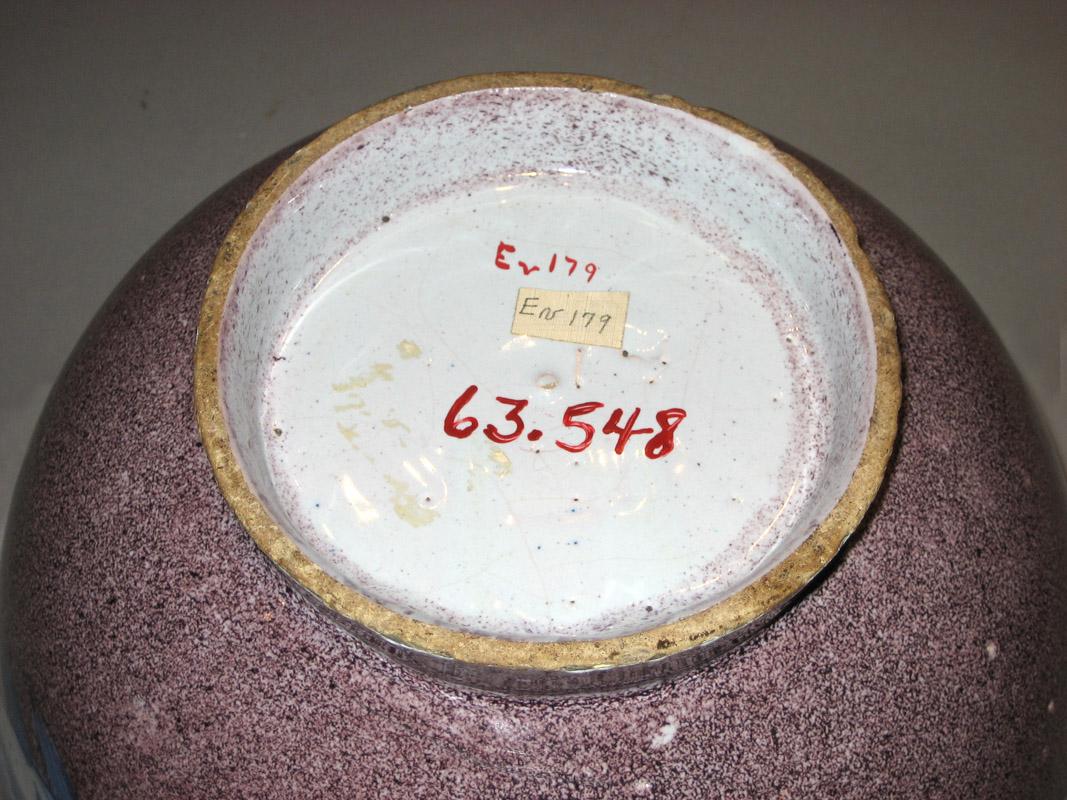 1963.0548 Bowl underside