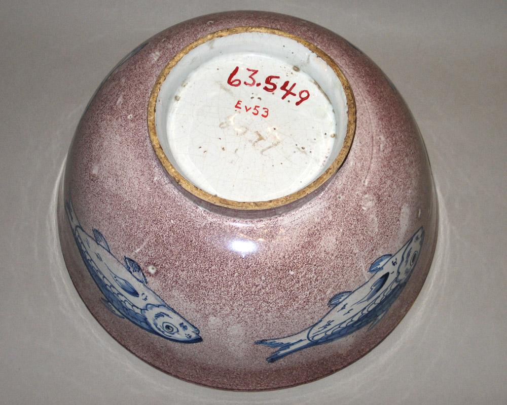 1963.0549 Bowl underside