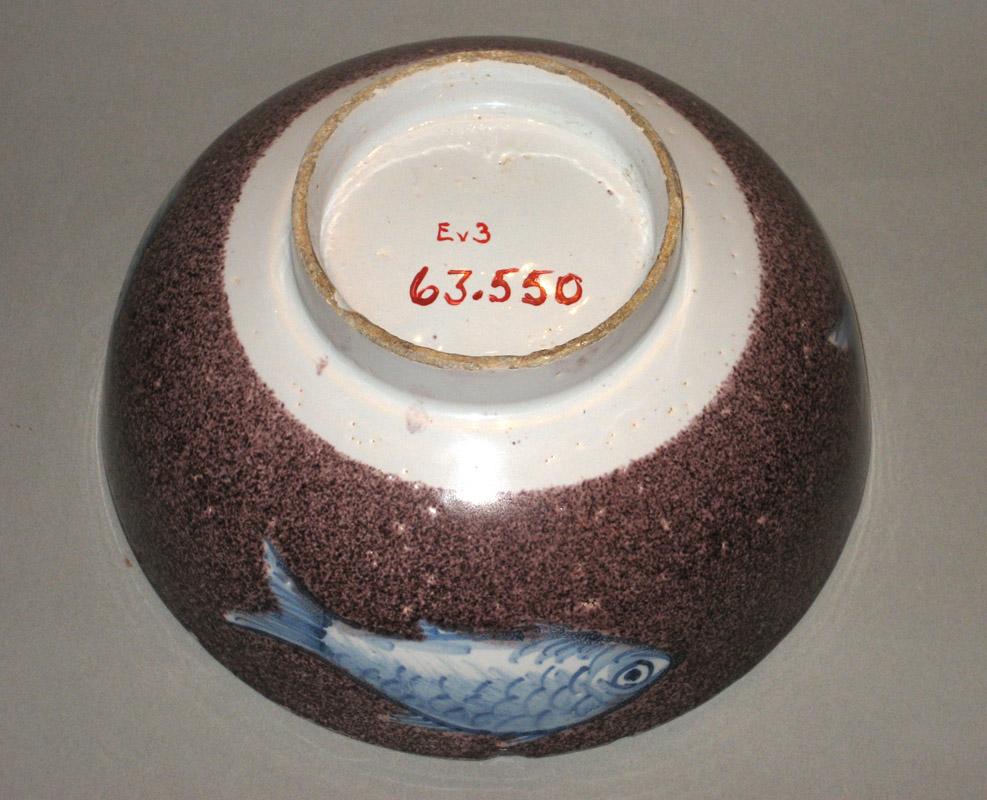 1963.0550 Bowl underside