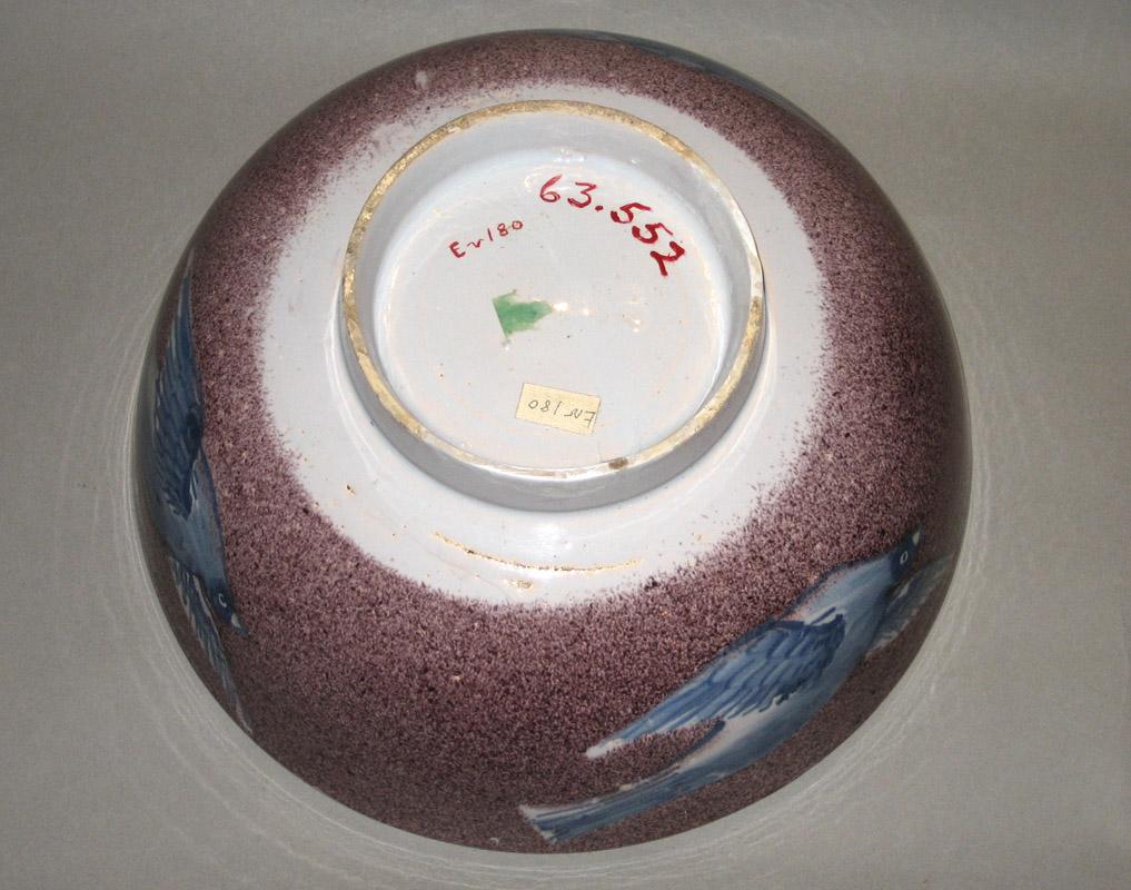 1963.0552 Bowl underside