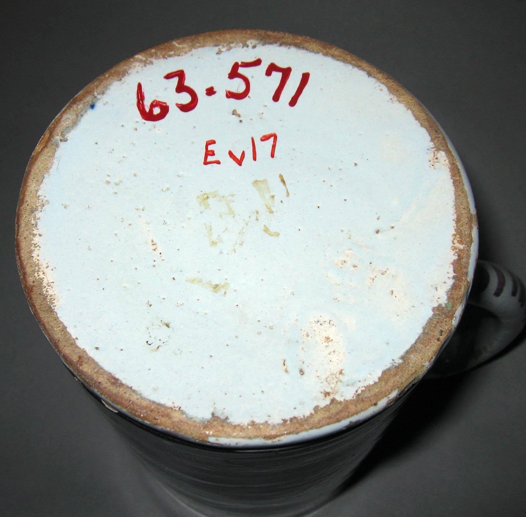 1963.0571 Delftware mug (underside)