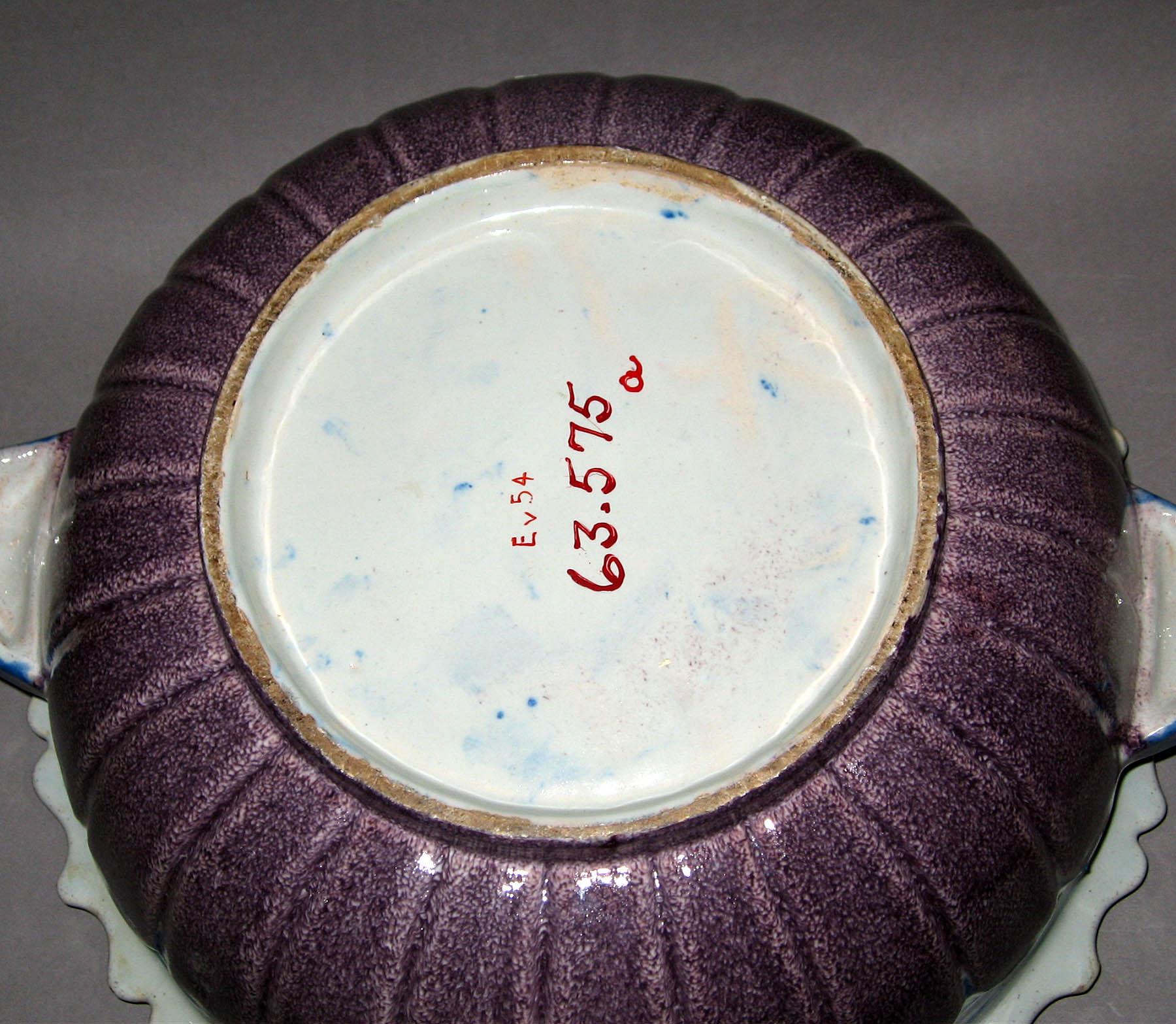 1963.0575 A Earthenware tureen (underside)