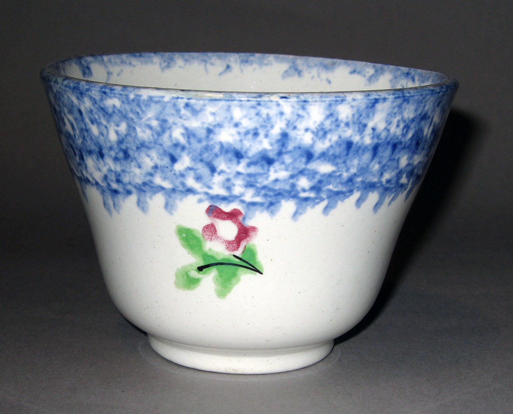 1963.0595.001 Spatterware teabowl