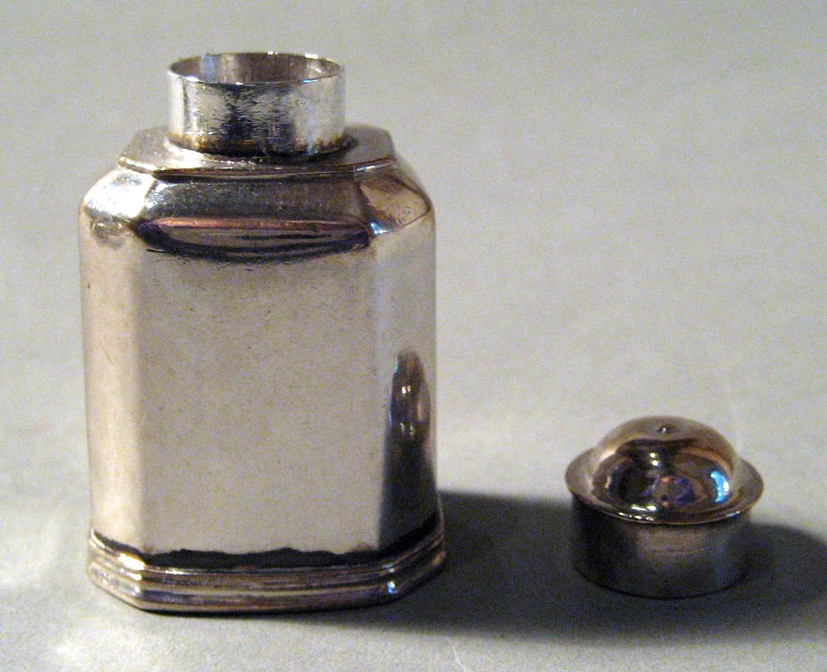 1955.0136.077 Silver Tea Cannister open