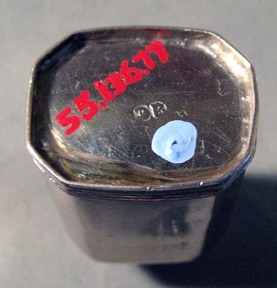 1955.0136.077 Silver Tea Cannister underside