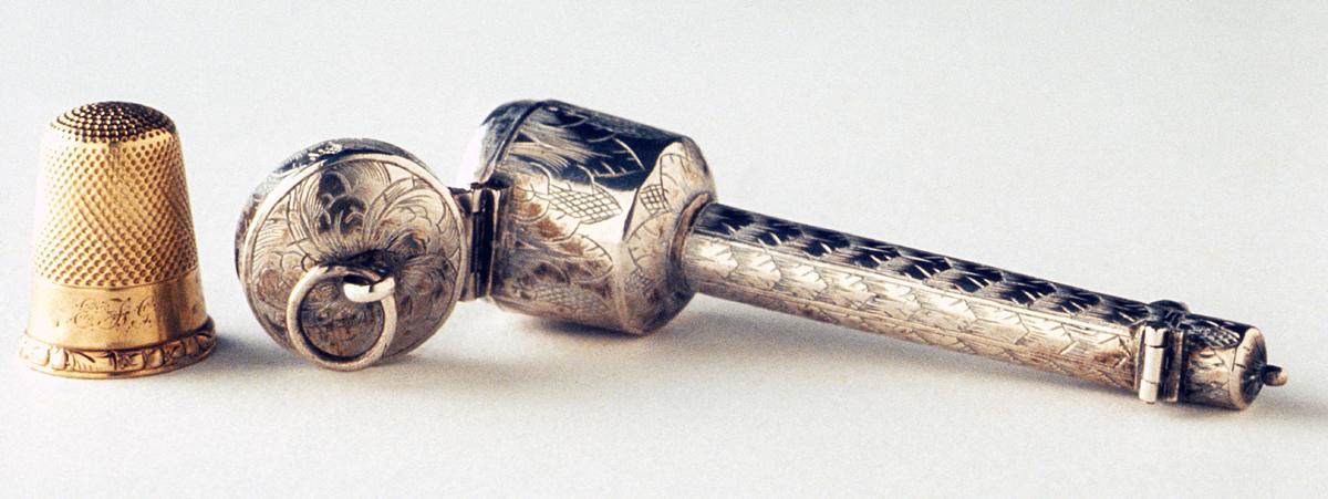 1955.0136.079 Needle and Thimble Case