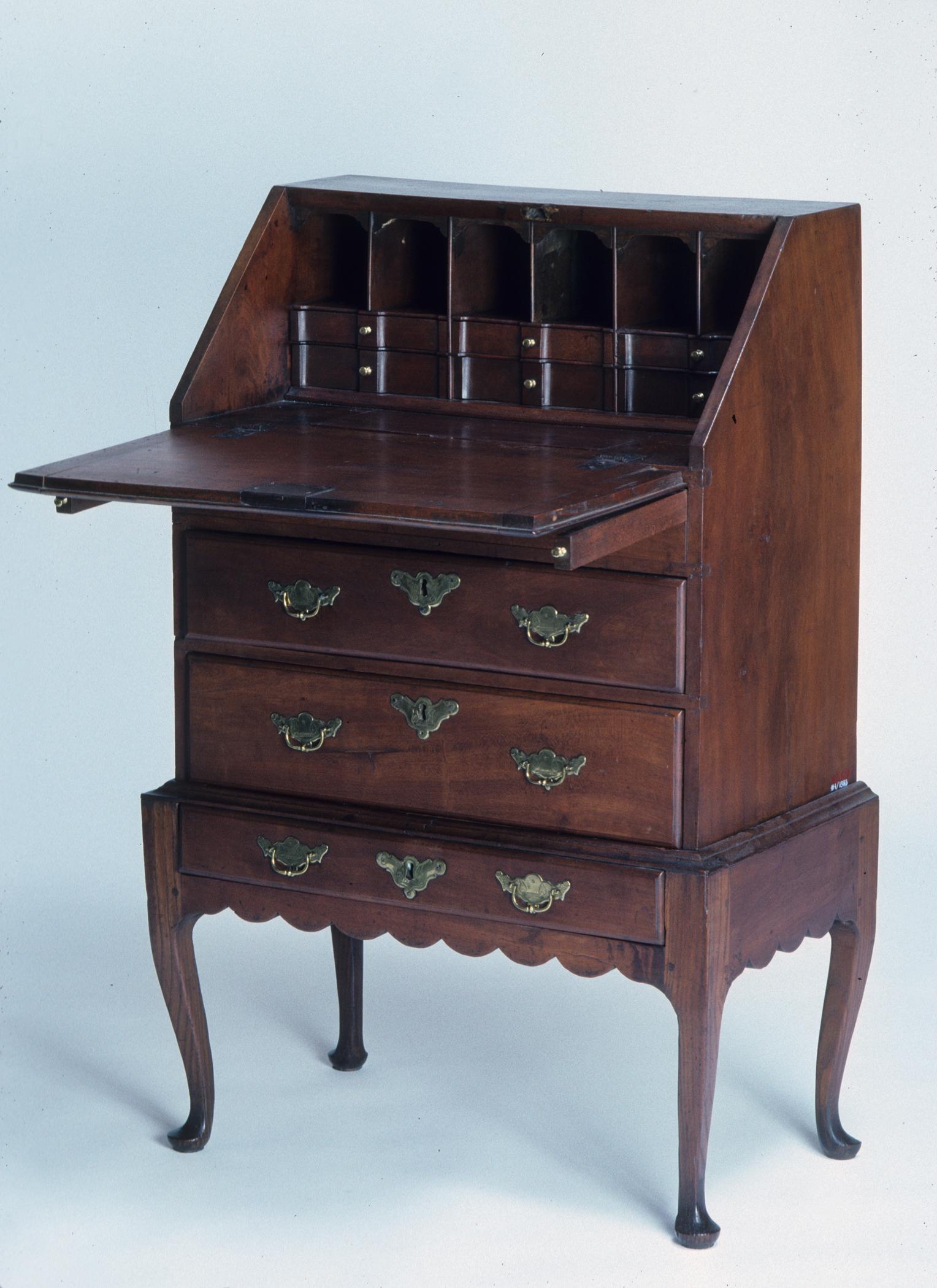 1963.0618 Desk/Desk on frame, view 2