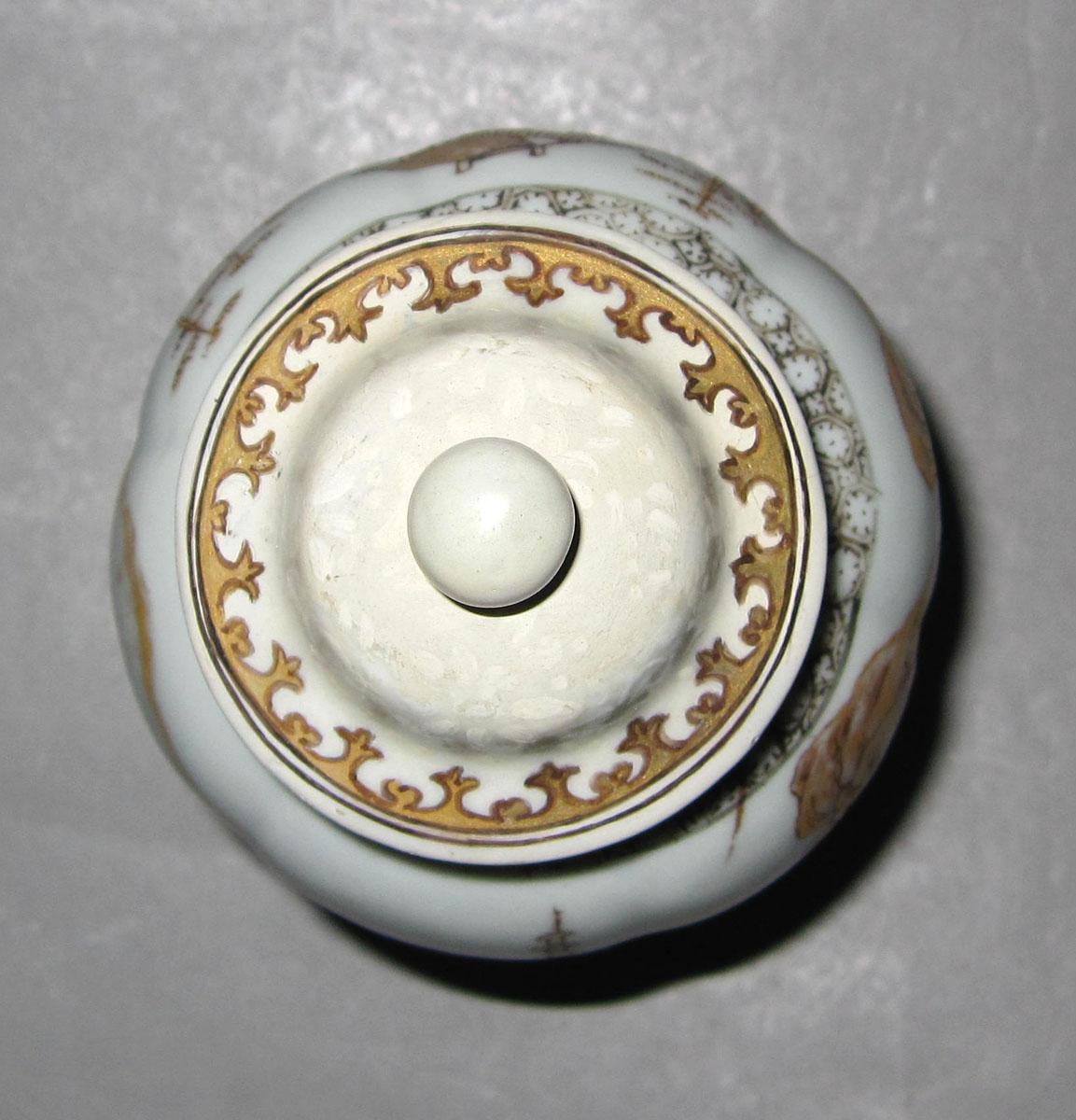 1952.0101 A,B Porcelain tea cannister top