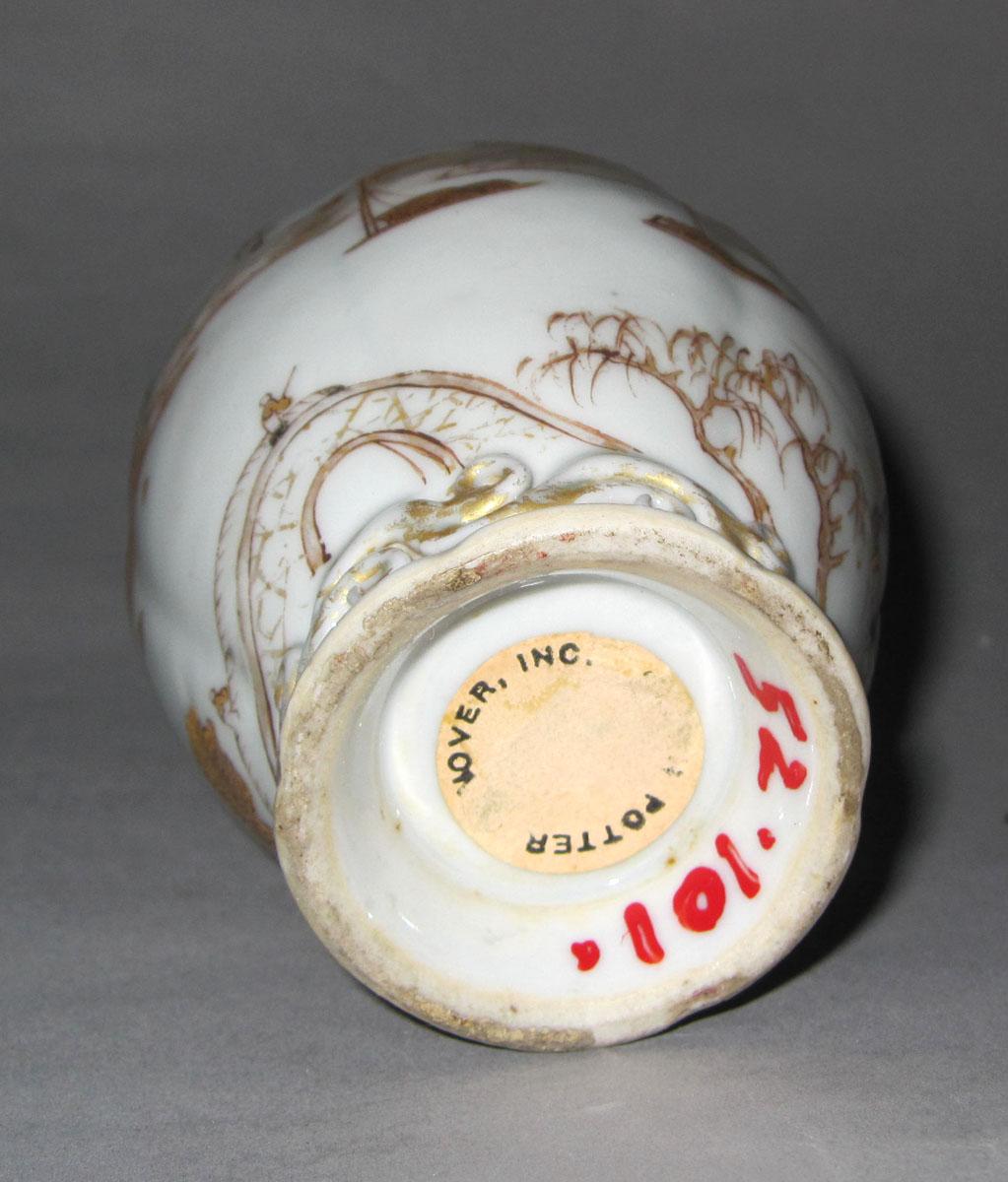1952.0101 A Porcelain tea cannister underside