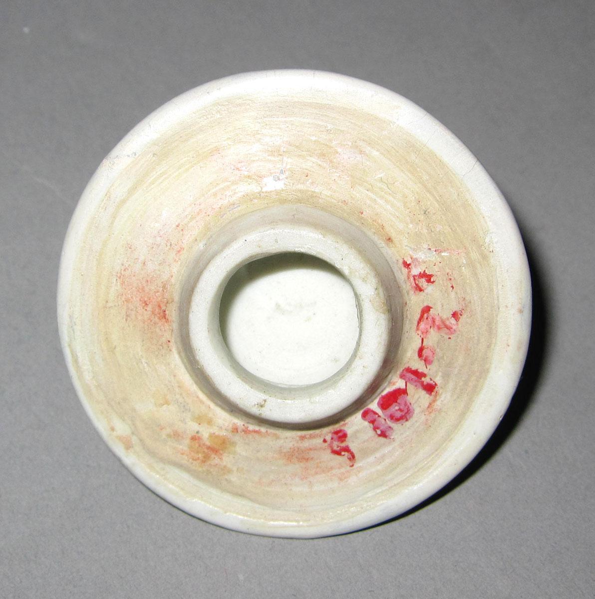 1952.0101 B Porcelain tea cannister cover underside