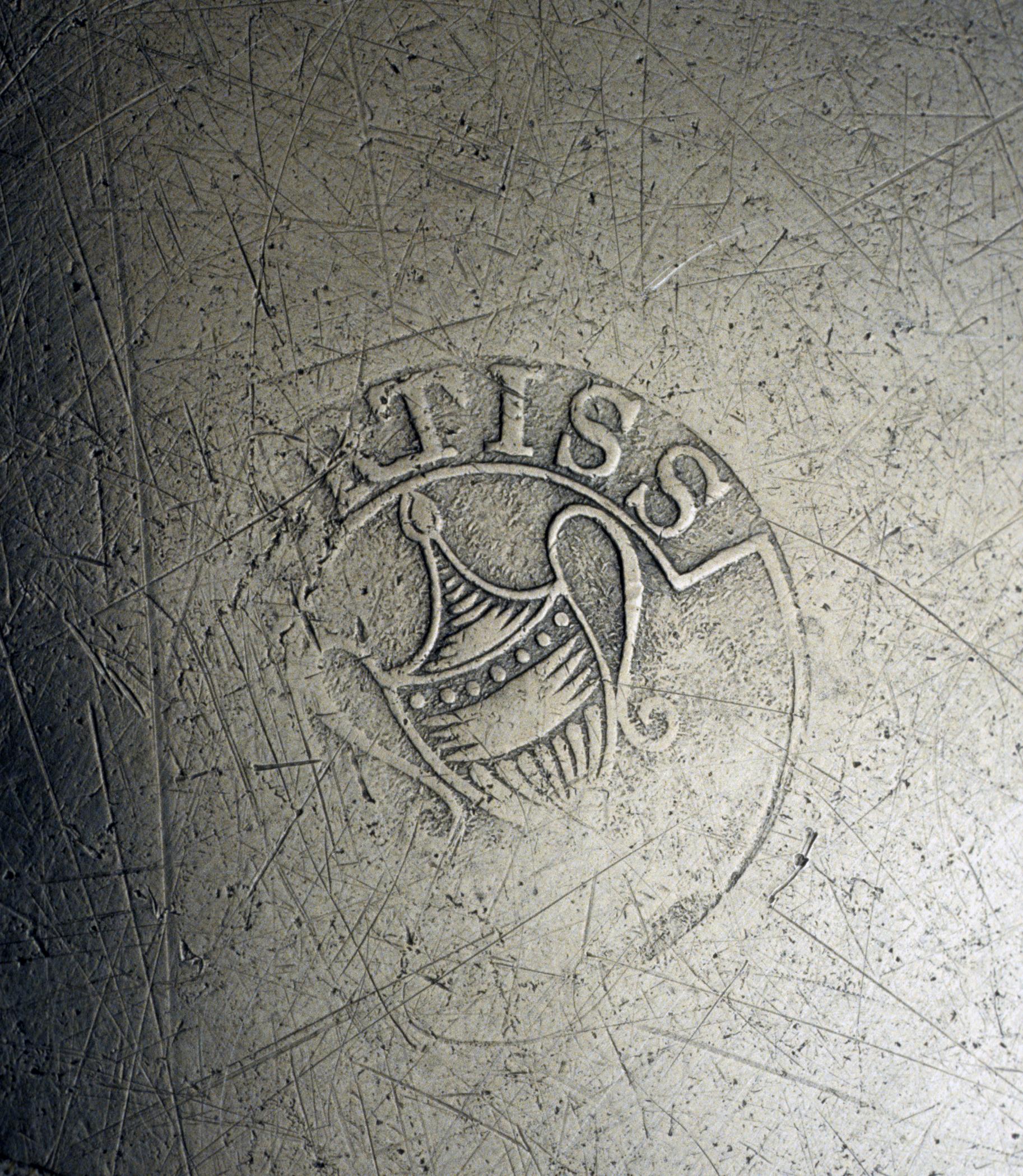 1963.0668 Pewter plate (mark)