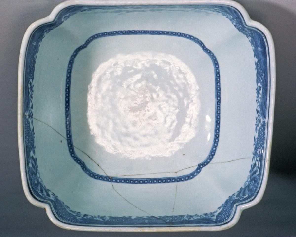 1963.0700.042 Porcelain bowl, interior