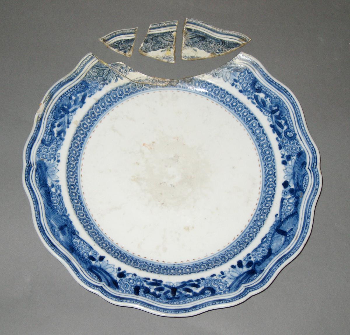 1963.0700.054 Porcleian plate