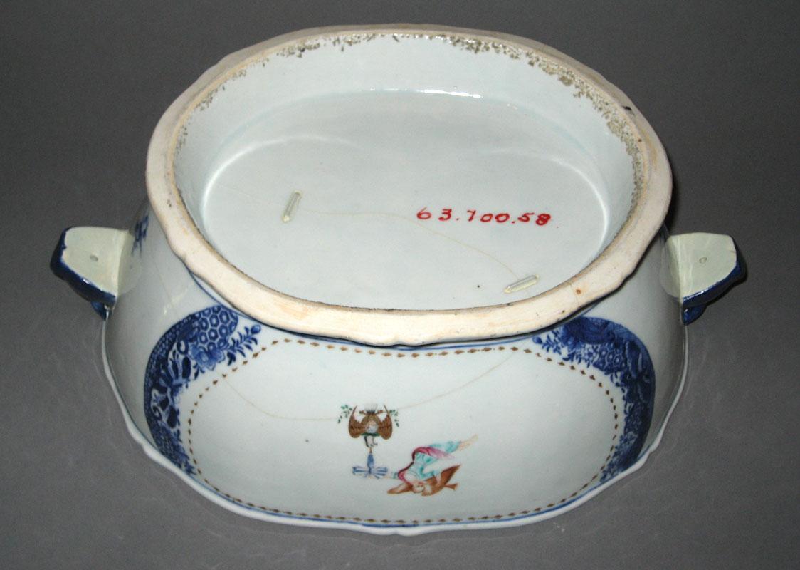 1963.0700.058 Tureen underside