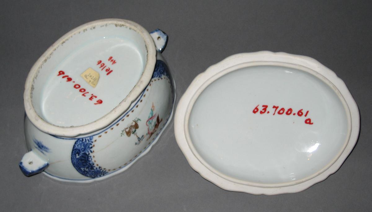 1963.0700.061 Tureen and cover, underside
