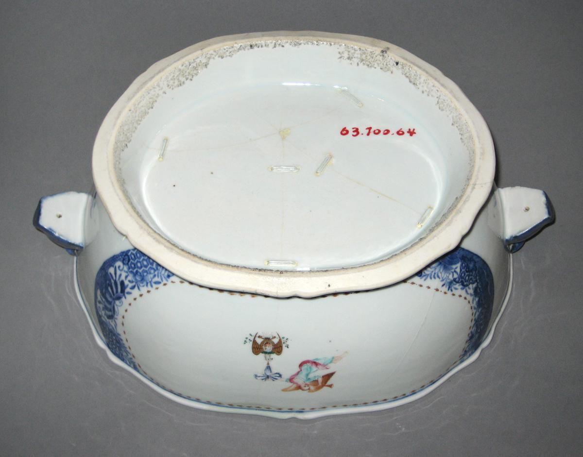 1963.0700.064 Tureen underside