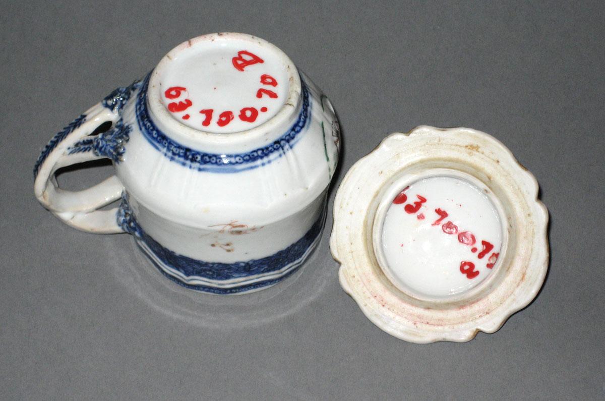1963.0700.070 a,b Pot de Creme underside