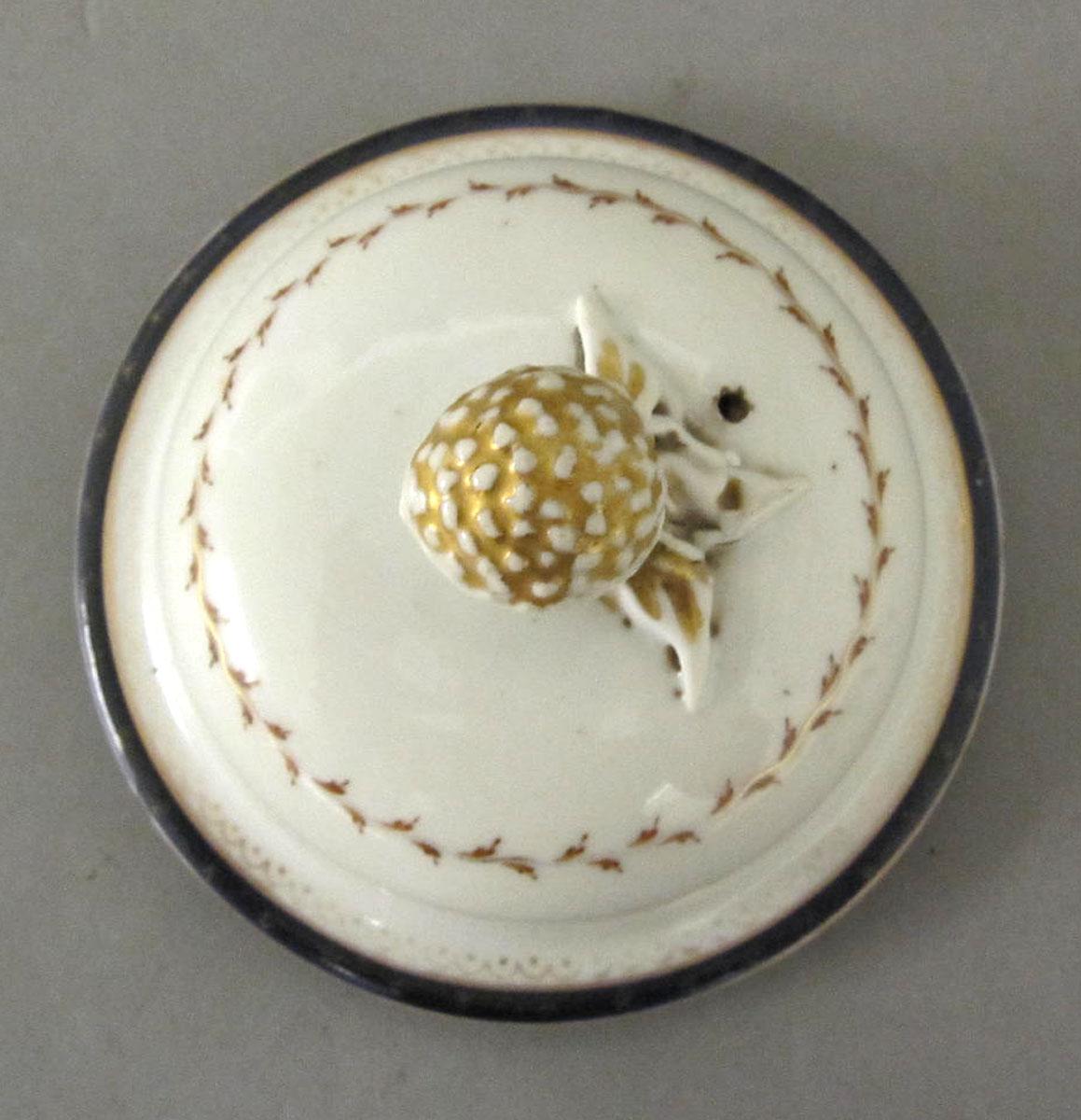 1963.0714.010 A Porcelain coffee pot lid top