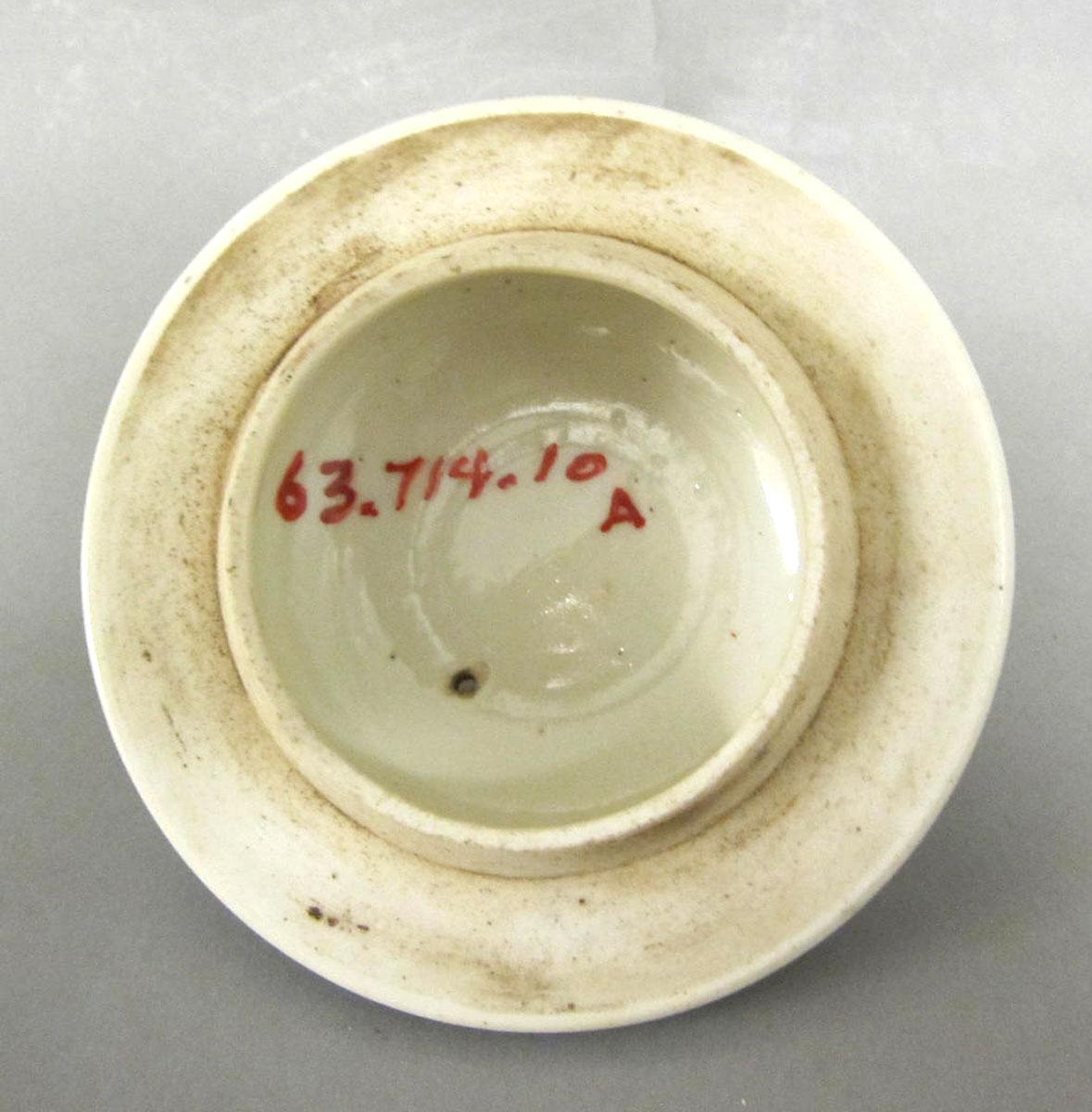 1963.0714.010 A Porcelain coffee pot lid top underside