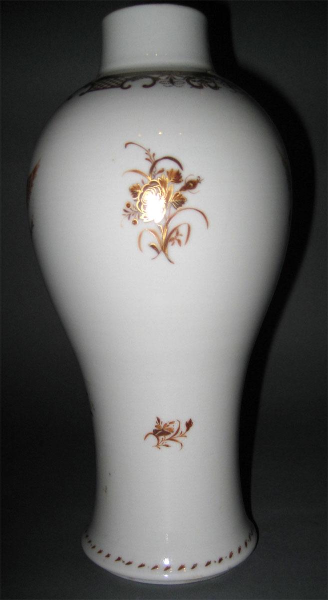 1963.0723 Porcelain Flower Container side