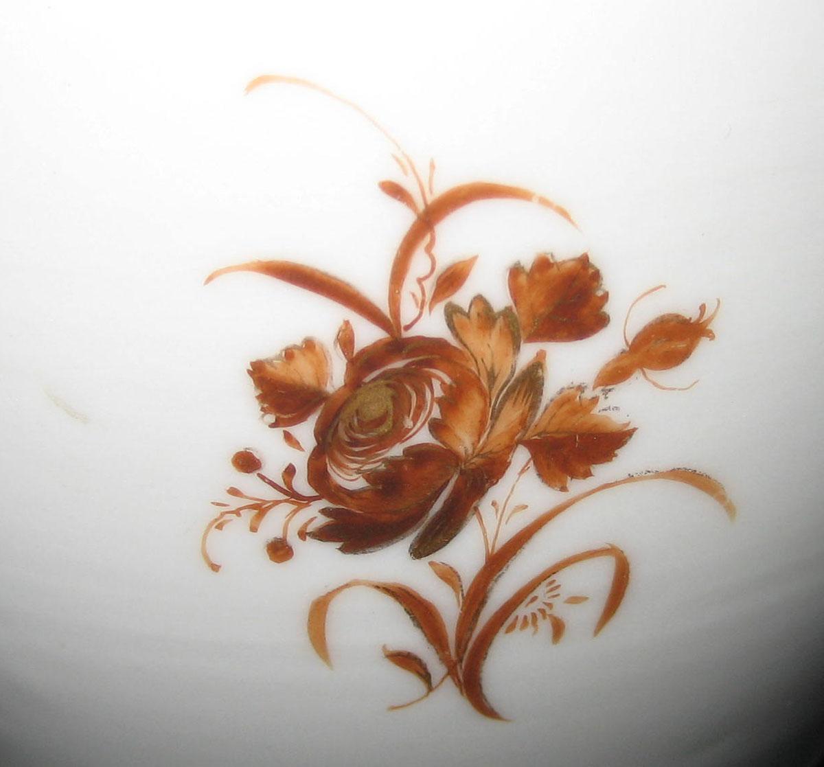 1963.0723 Porcelain Flower Container flower detail