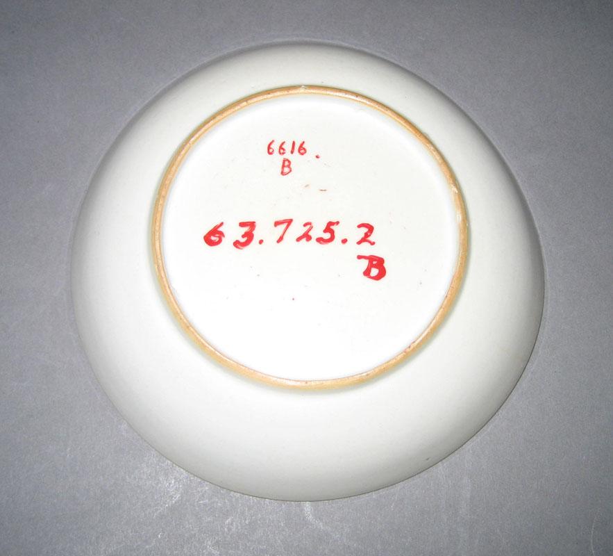 1963.0725.002 B Porcelain saucer underside