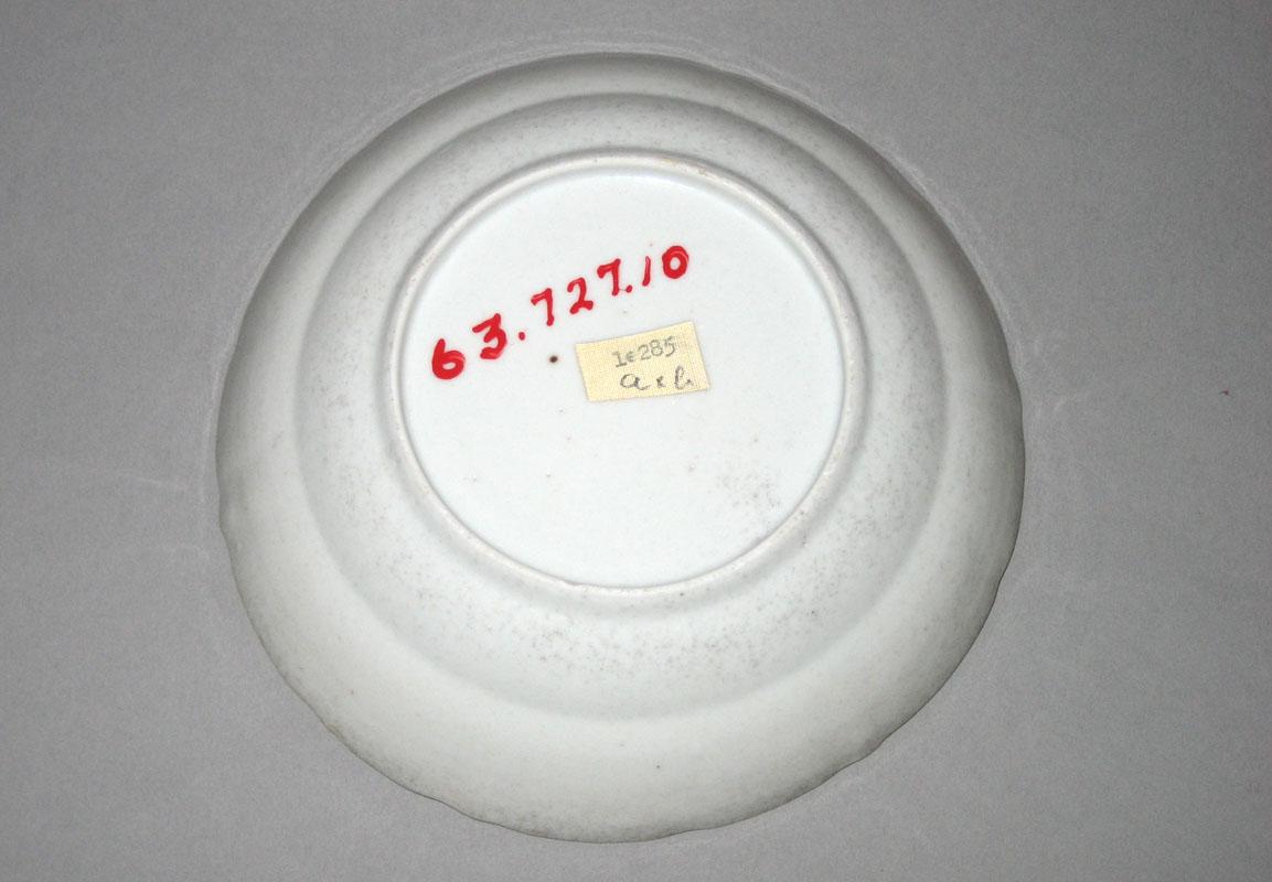 1963.0727.010 Saucer underside