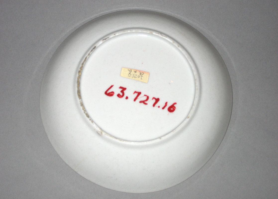 1963.0727.016 Saucer underside