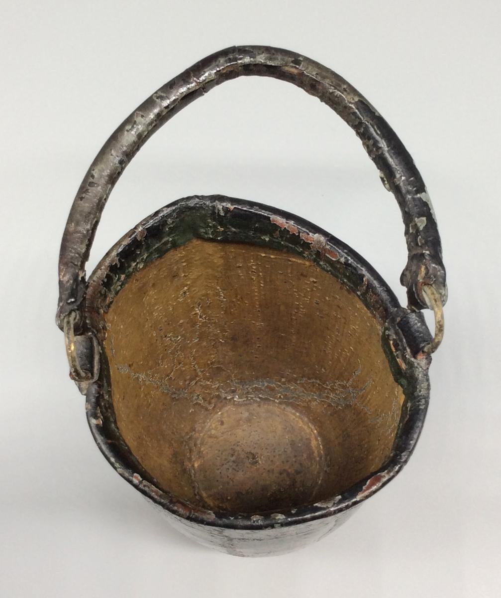 1955.0136.105 Fire bucket, view 3