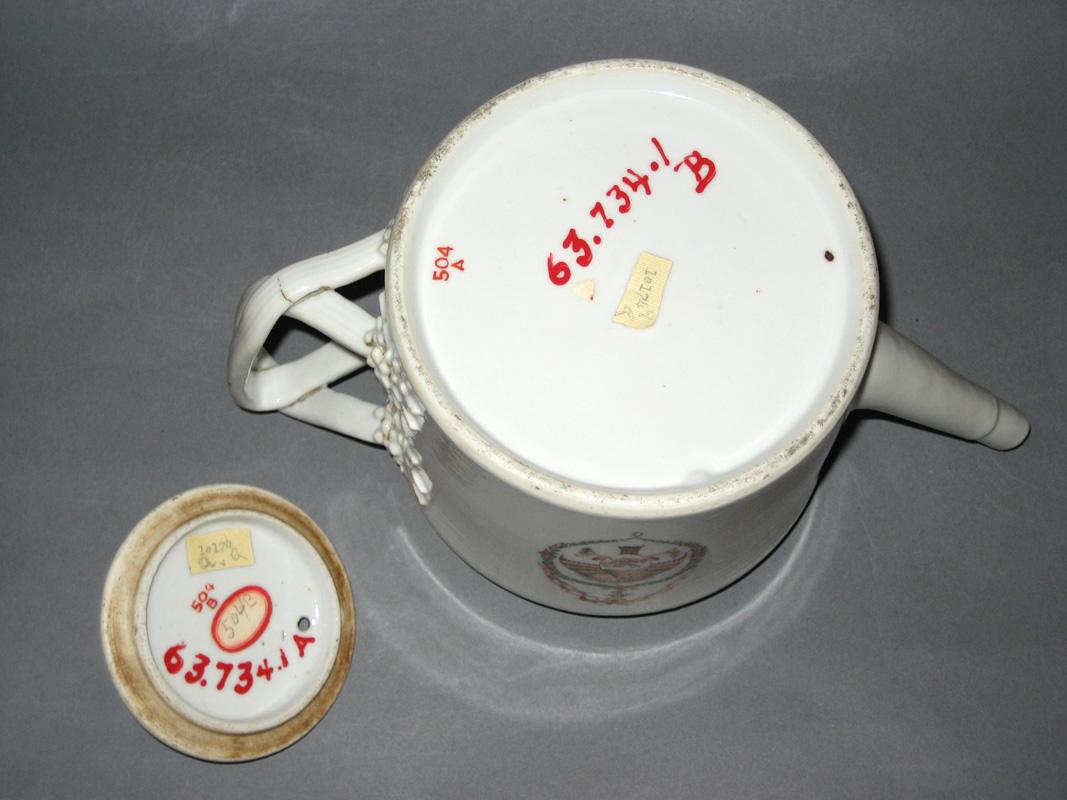 1963.0734.001 Teapot underside