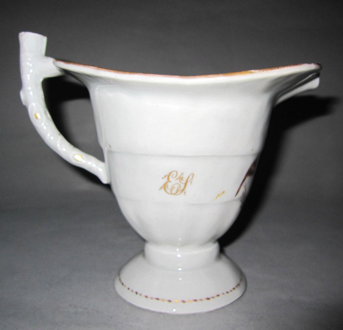 1963.0745.002 Porcelain cream pot face two