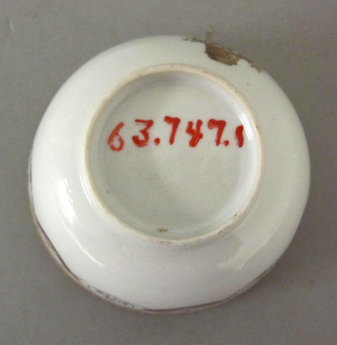 1963.0747.001 Porcelain bowl underside