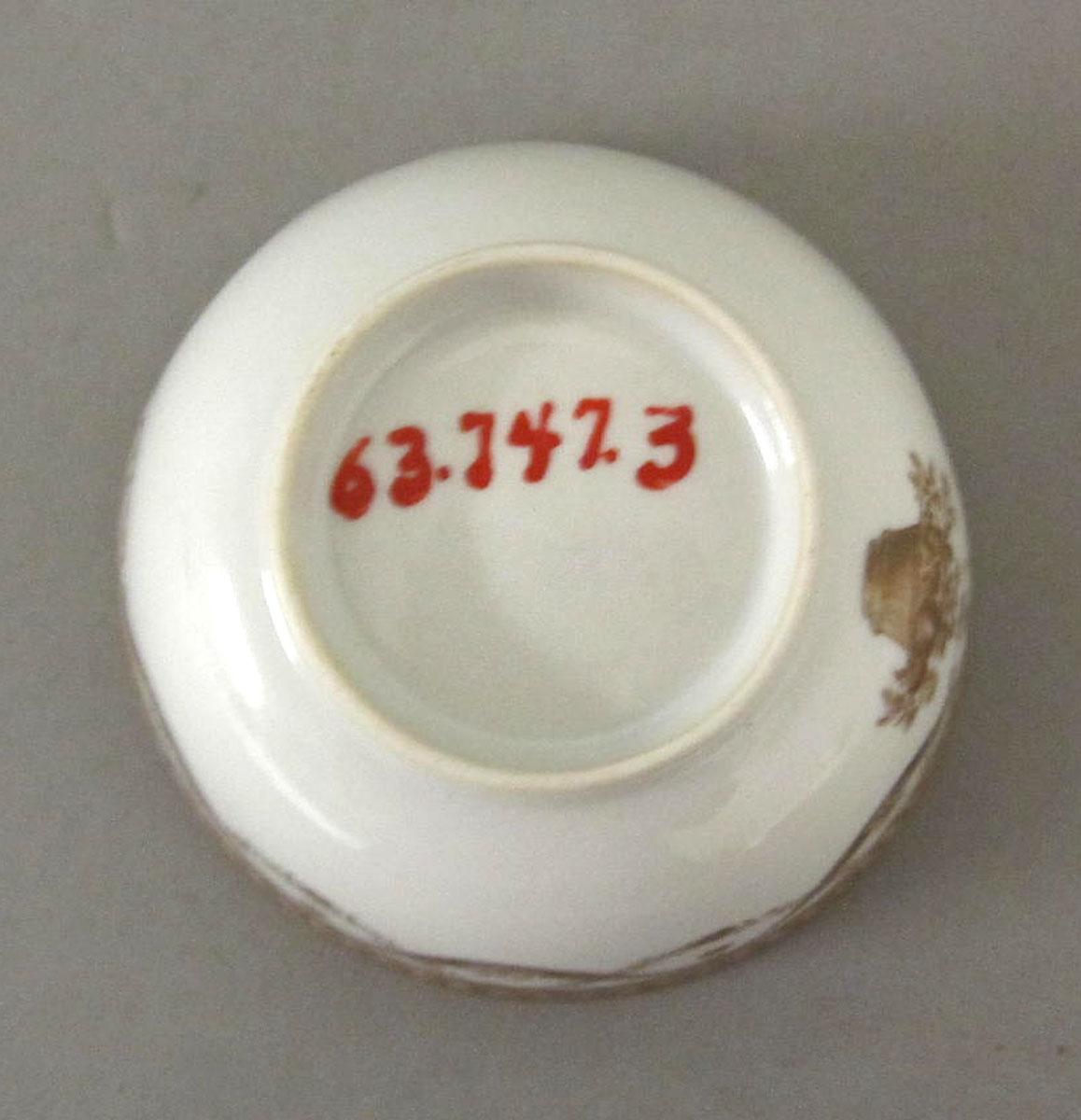 1963.0747.003 Porcelain bowl underside