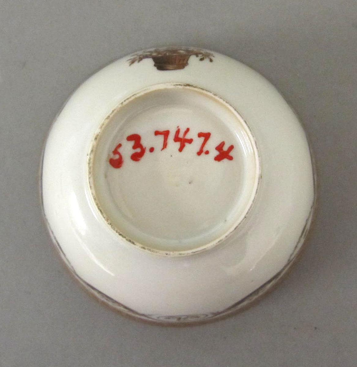 1963.0747.004 Porcelain bowl underside
