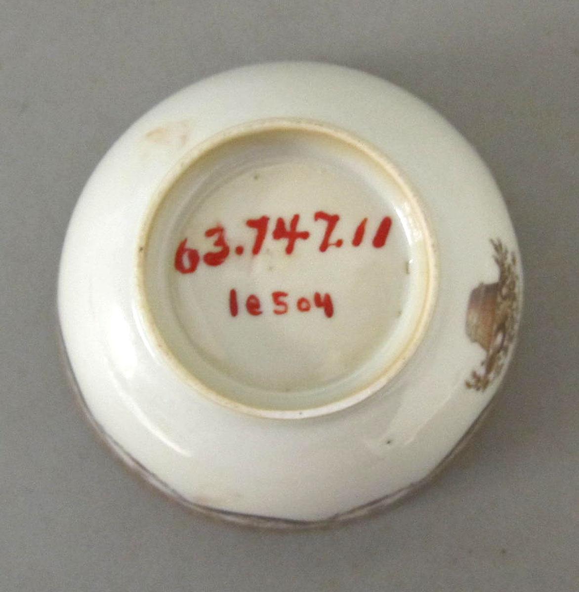 1963.0747.011 Porcelain bowl underside
