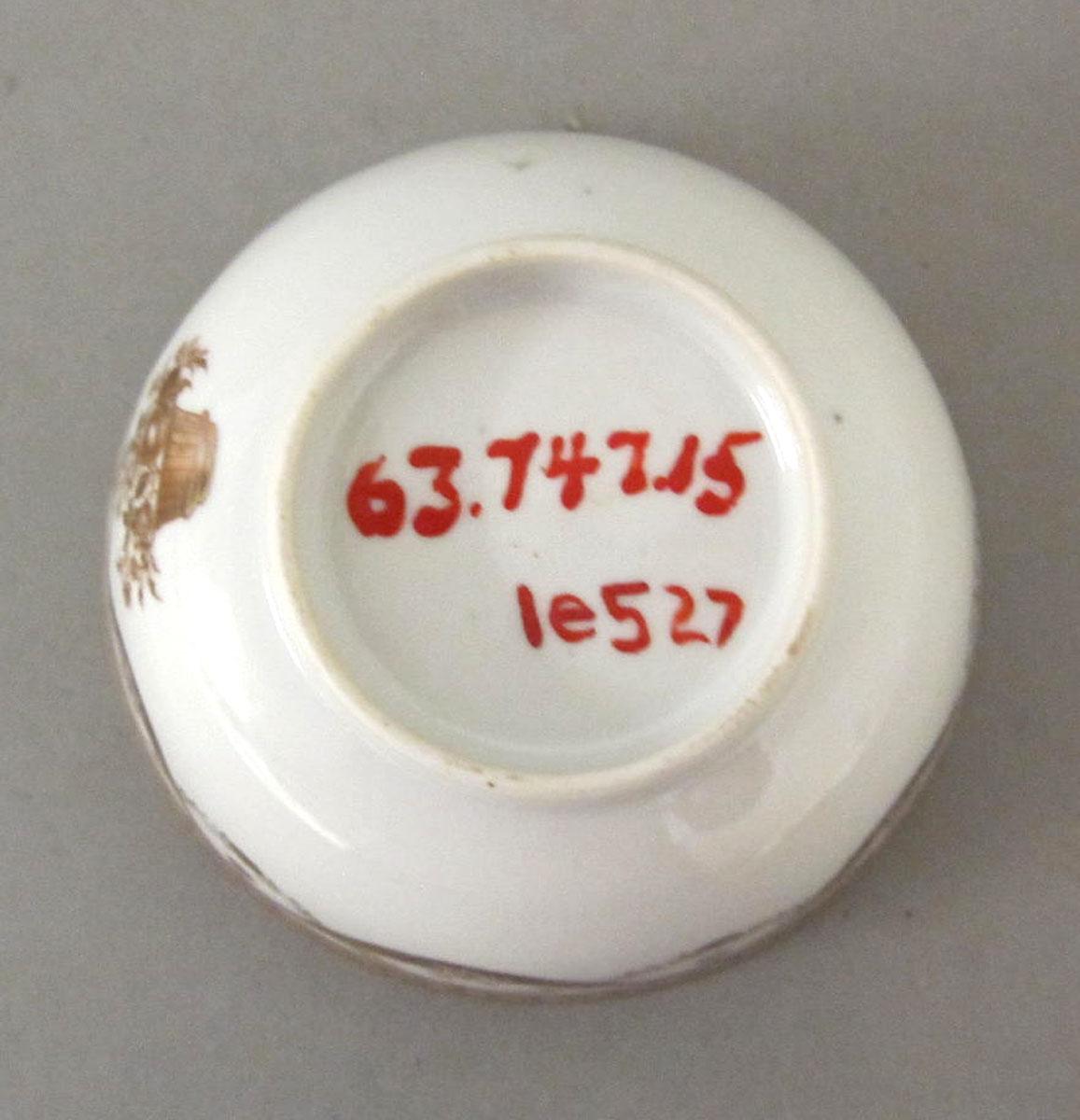 1963.0747.015 Porcelain bowl underside