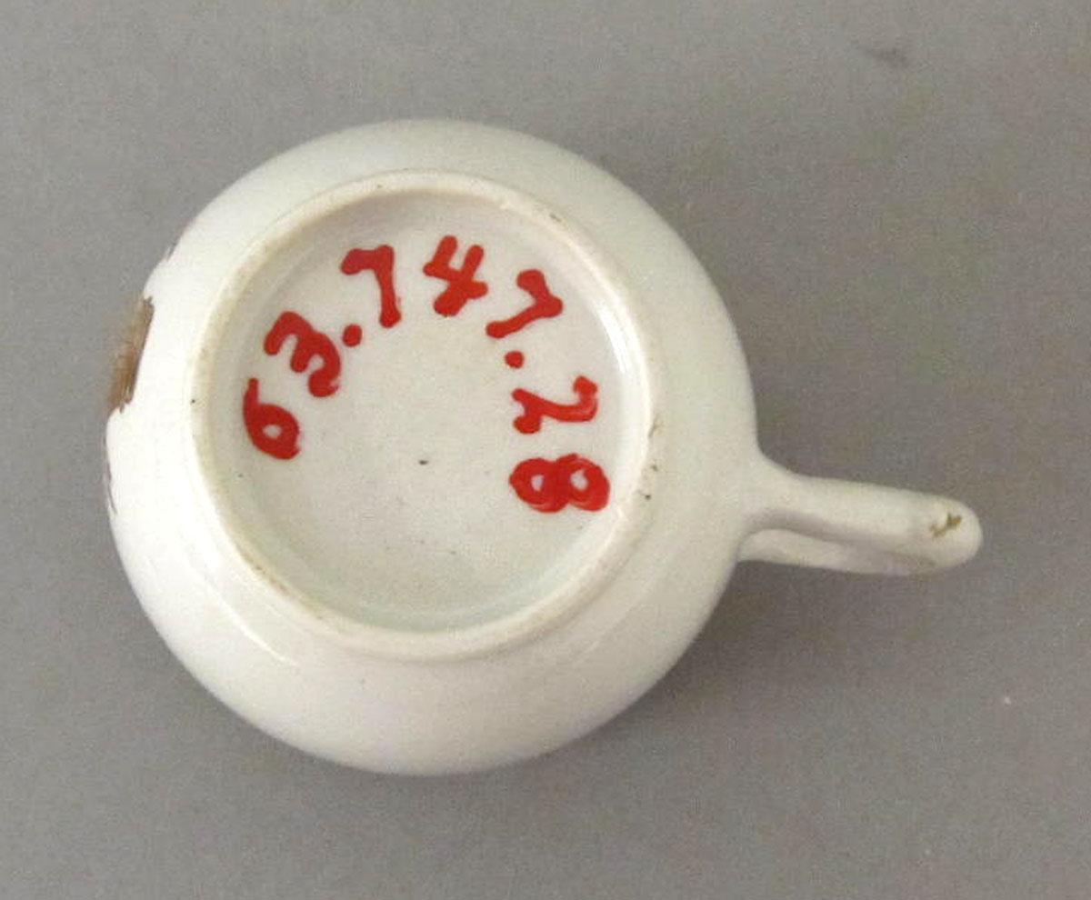 1963.0747.028 Porcelain coffee cup underside