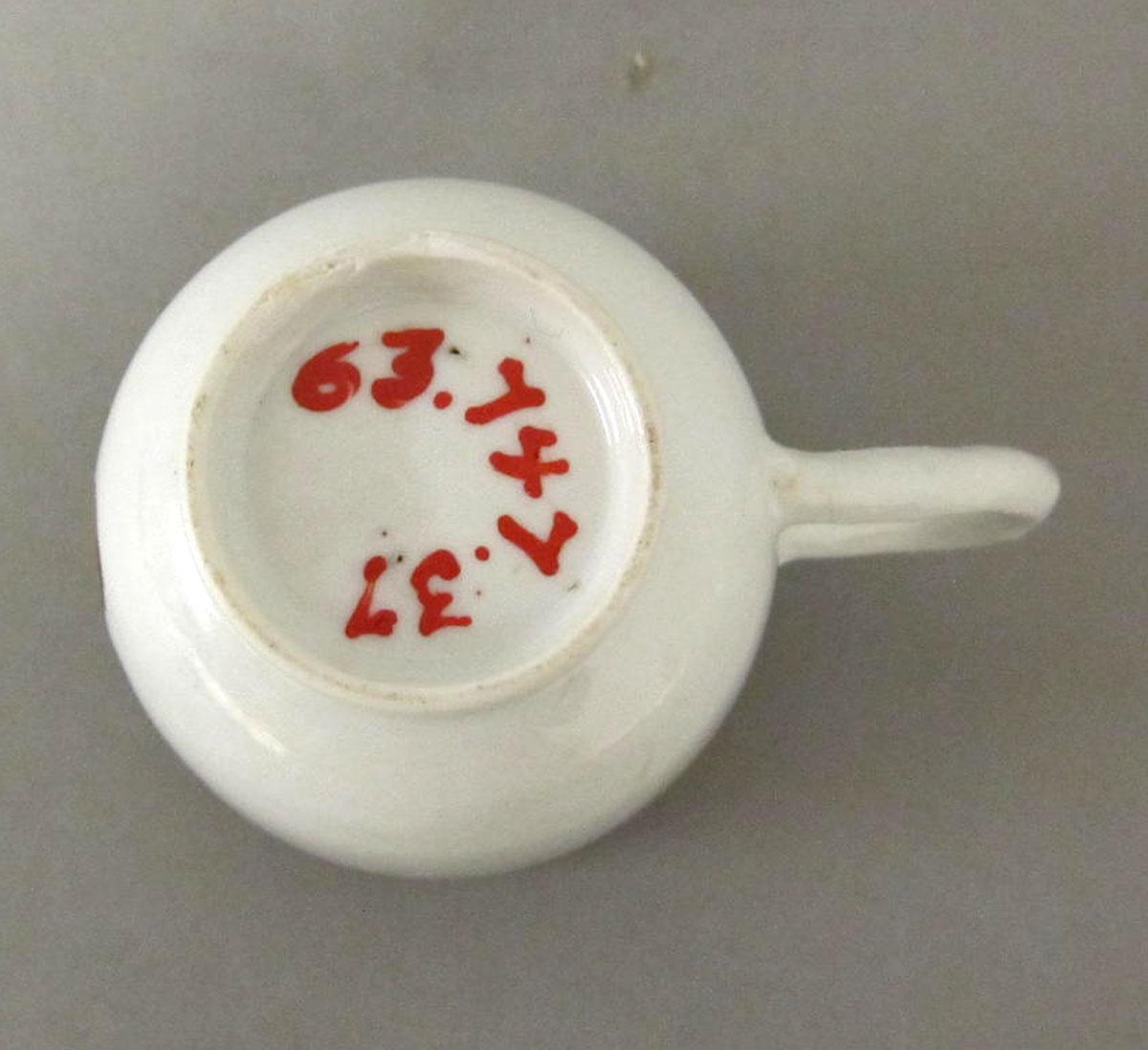 1963.0747.037 Porcelain coffee cup underside